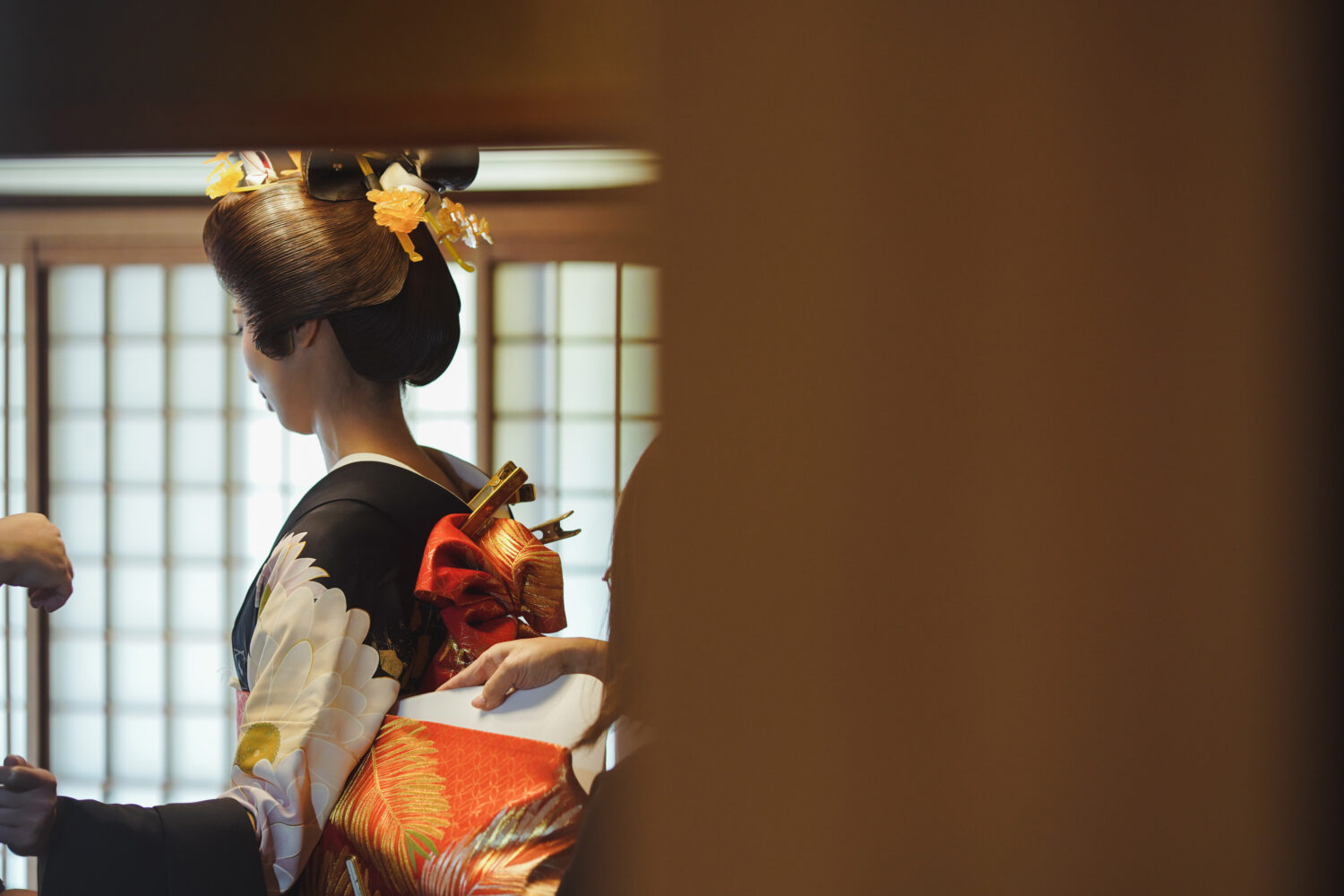 美しさと洗練：伝統の日本髪と角隠し